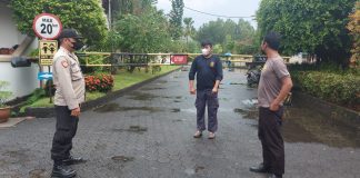 Antisipasi Pencurian di Perumahan Menjelang Natal dan Tahun Baru, Polresta Perketat Pengawasan di Perumahan Para personil Polsek Tanjungpinang Timur melaksanakan sambang terhadap Satpam Perumahan di wilayah Kota Tanjungpinang khususnya di wilayah kecamatan Tanjungpinang Timur, Kamis (15/12) F,Polset TPI Timur