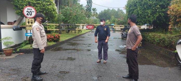 Para personil Polsek Tanjungpinang Timur melaksanakan sambang terhadap Satpam Perumahan di wilayah Kota Tanjungpinang khususnya di wilayah kecamatan Tanjungpinang Timur, Kamis (15/12) F,Polset TPI Timur