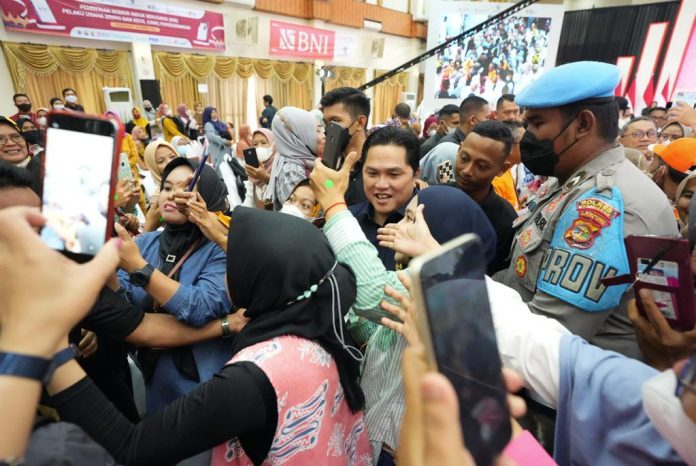 Menteri Badan Usaha Milik Negara (BUMN) Erick Thohir menghadiri acara pemberian Nomor Induk Berusaha (NIB) Pelaku Usaha Mikro dan Kecil (UMK) Perseorangan di Gedung Graha Adora, Kabupaten Pesawaran, Lampung, Kamis (1/12) F,BUMN