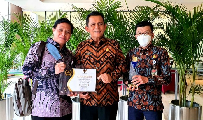 Gubernur Kepulauan Riau H.Ansar Ahmad, menerima anugerah Keterbukaan Informasi Publik dari Komisi Informasi Pusat dengan kategiri 'informatif' yang diserahkan Presiden RI diwakili Menko Polhukam RI Mahfud MD di Atria Hotel, Jakarta, Rabu (14/12) F,Diskominfo Kepri