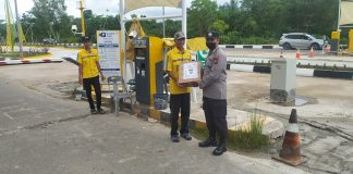 Polsek Kawasan Bandara RHF Polresta Tanjungpinang Berbagi Sembako di Wilayah Kawasan Bandara Polresta Tanjungpinang melalui Polsek Kawasan Bandara Raja Haji Fisabilillah membagikan beberapa paket sembako guna meringankan beban masyarakat terutama bagi masyarakat yang terdampak kenaikan harga bahan bakar minyak (BBM), Sabtu (17/12) F,Polresta Tanjungpinang