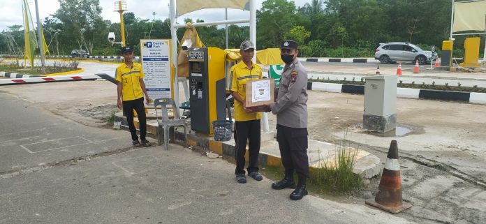Polresta Tanjungpinang melalui Polsek Kawasan Bandara Raja Haji Fisabilillah membagikan beberapa paket sembako guna meringankan beban masyarakat terutama bagi masyarakat yang terdampak kenaikan harga bahan bakar minyak (BBM), Sabtu (17/12) F,Polresta Tanjungpinang