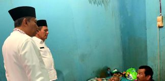 Lihat Seorang Nenek Renta Sakit dan Hidup Bersama Cucu yang Lumpuh, Gubernur Ansar Ajak Tinggal di Rumah Bahagia Bintan Gubernur Ansar Prihatin dan Mengajak Tinggal seorang nenek bernama Sri yang sudah tua dan dalam keadaan terbaring sakit tak berdaya di Rumah Bahagia Bintan F,Diskominfo Kepri