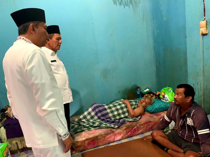 Gubernur Ansar Prihatin dan Mengajak Tinggal seorang nenek bernama Sri yang sudah tua dan dalam keadaan terbaring sakit tak berdaya di Rumah Bahagia Bintan F,Diskominfo Kepri