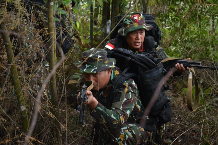 Kapolda Kepri beserta Pejabat Utama Polda Kepri mengikuti kegiatan outbond latihan dasar pelopor di Mako SatBrimob Polda Kepri, Jumat (2/2)