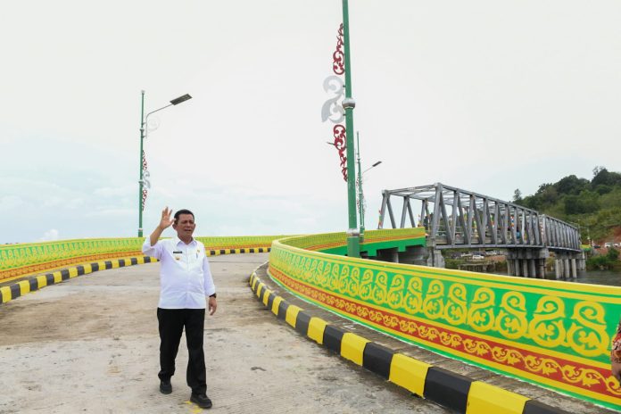 Gubernur Kepulauan Riau H. Ansar Ahmad saat berjalan di Jembatan di Desa Marok Tua, Kecamatan Singkep Barat, yang telah diresmikannya Kamis (8/12) F,Diskominfo Kepri