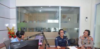 Polda Kepri Lakukan Dialog Interaktif Terkait Pengamanan Perayaan Natal 2022 dan Tahun Baru 2023 Kabid Humas Polda Kepri Kombes Pol. Harry Goldenhardt didampingi Paur Penmas Bid Humas Polda Kepri Ipda Yelvis Oktaviano melaksanakan dialog interaktif di Studio Radio Republik Indonesia (RRI) Batam, Rabu (7/12). F,Polda Kepri