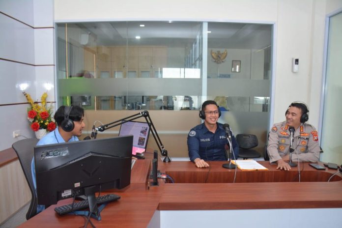 Kabid Humas Polda Kepri Kombes Pol. Harry Goldenhardt didampingi Paur Penmas Bid Humas Polda Kepri Ipda Yelvis Oktaviano melaksanakan dialog interaktif di Studio Radio Republik Indonesia (RRI) Batam, Rabu (7/12). F,Polda Kepri