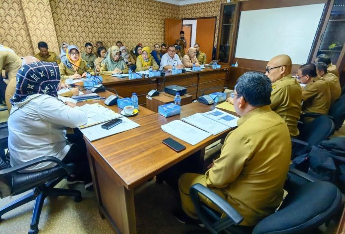 Wakil Gubernur Kepulauan Riau Hj Marlin Agustina, memimpin Rapat Pembahasan Tindak Lanjut Inspektorat Jenderal Kemendagri, di Ruang Rapat Lantai 6, Graha Kepri, Batam, Senin (19/12) F,Diskominfo Kepri