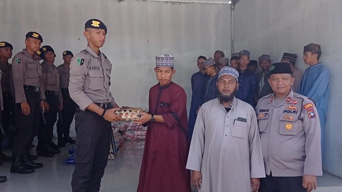 Sat Binmas Polresta Tanjungpinang bersama Siswa Diktuk Bintara Polri Ta. 2022 melaksanakan bakti sosial di Pondok Pesantren Baiturrahman Sei Jang Kecamatan Bukit Bestari, Kota Tanjungpinang, Kamis (01/12) F,Polresta Tanjungpinang