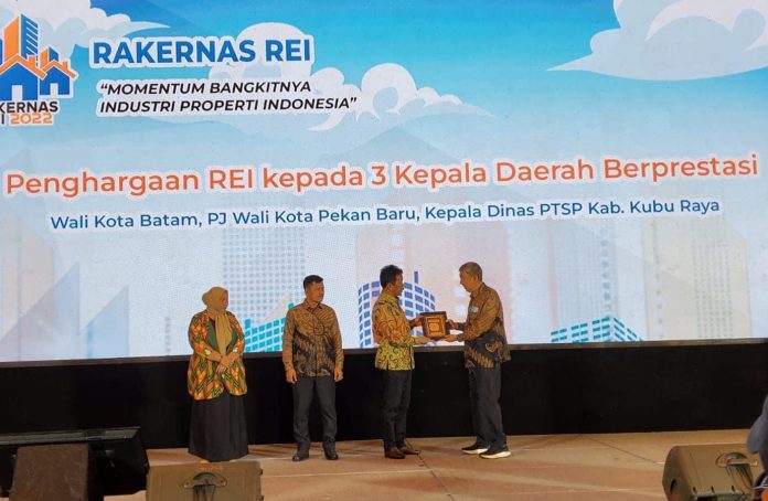 Dewan Pengurus Pusat (DPP) Persatuan Perusahaan Realestat Indonesia (REI), memberi penghargaan kepada Wali Kota Batam/ Kepala Badan Pengusahaan (BP) Batam H Muhammad Rudi (HMR) di Jakarta, Selasa (13/12) F,Pemko Batam