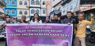 Tolak Pengesahan RKUHP, AJI Tanjungpinang Pasang Spanduk Disejumlah Titik AJI Tanjungpinang melakukan pemasangan spanduk di beberapa titik di Tanjungpinang sebagai bentuk aksi penolakan terhadap pengesahan RKUHP melalui rapat paripurna di Kantor DPR, Selasa (6/12) F,beritaibukota.com