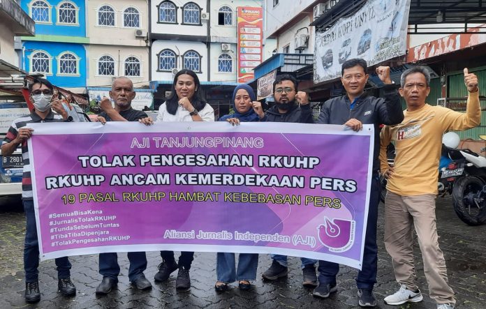 AJI Tanjungpinang melakukan pemasangan spanduk di beberapa titik di Tanjungpinang sebagai bentuk aksi penolakan terhadap pengesahan RKUHP melalui rapat paripurna di Kantor DPR, Selasa (6/12) F,beritaibukota.com