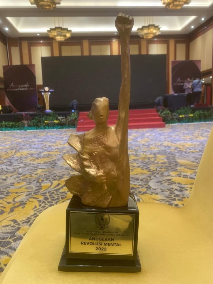 Pemprov Kepri meraih penghargaan Anugerah Revolusi Mental (ARM) yang digelar Kementerian Koordinator Pembangunan Manusia & Kebudayaan RI bersama Gerakan Nasional Revolusi Mental. Pemprov Kepri meraih penghargaan Kategori Pemerintah Provinsi, Indonesia Melayani F,Diskominfo Kepri