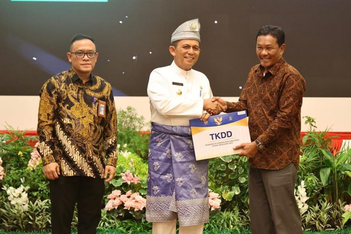 Gubernur Kepulauan Riau H. Ansar Ahmad didampingi Kepala Kantor Wilayah Dirjen Perbendaharaan (DJPb) Kepulauan Riau Indra Soeparjanto menyerahkan secara simbolis Daftar Isian Pelaksanaan Anggaran (DIPA) kepada 17 Satuan Kerja dan Daftar Alokasi Transfer ke daerah (TKD) kepada 7 Kabupaten/Kota Tahun Anggaran 2023 di Aula Wan Seri Beni Dompak, Jumat (16/12) f,Diskominfo Kepri