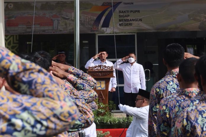 Gubernur Kepulauan Riau H. Ansar Ahmad bertindak selaku Inspektur Upacara Hari Bakti Pekerjaan Umum (Harbak PU) ke-77 di Halaman Kantor Balai Prasarana Permukiman Wilayah Kepri, Gedung PIP2B Kota Piring Dompak Tanjungpinang, Sabtu (03/12) F,Diskominfo Kepri