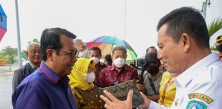 Ketua Makamah Agung RI Tiba di Tanjungpinang, Senin Resmikan 13 Pengadilan Tingkat Banding Baru Gubernur Kepulauan Riau H. Ansar Ahmad menyambut langsung kedatangan Ketua Makamah Agung (MA) Republik Indonesia (RI) Prof. Dr. H. M. Syarifuddin S.H, M.H beserta Istrinya Hj. Budi Utami Syarifuddin yang tiba di Bandara Raja Haji Fisabilillah (RHF), Tanjungpinang, Sabtu (03/12) F,Diskominfo Kepri