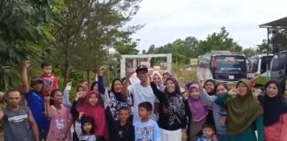 Warga Perumahan Jati Mas “Terimakasih Pak TJA, Jalan Kami Sudah Bagus” Warga Perumahan Jati Mas, Kelurahan Pinang Kencana berterimakasih kepada TJA karena bantuannya akses jalan ke Perumahan warga selesai disemenisasi F, kiriman untuk Beritaibukota
