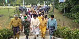 Di Depan Zuriat Nong Isa, HMR Ungkap Jadikan Nongsa Tujuan Investasi Kelas Dunia HMR menghadiri wirid dan tahlil Zuriat Nong Isa, sempena Hari Jadi ke-193 Batam (HJB) 2022, di Masjid At-Taqwa, Nongsa, Kamis (15/12) siang F, Pemko Batam