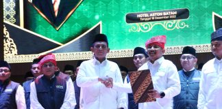Dilantik Sebagai Majelis Pengurus ICMI Orda Kota Batam, Diky Janji Bawa ICMIJadi Organisasi Santun dan Teduh Ketua Majelis Pengurus Organisasi Wilayah (Orwil) Ikatan Cendikiawan Muslim Se-Indonesia (ICMI) Kepri, Ansar Ahmad melantik Diky Wijaya menjadi Ketua majelis pengurus ICMI Organisasi Daerah Kota Batam masa bhakti 2022 - 2027 di Ballroom Hotel Aston Kota Batam, Minggu (18/12) malam F, Diskominfo Kepri