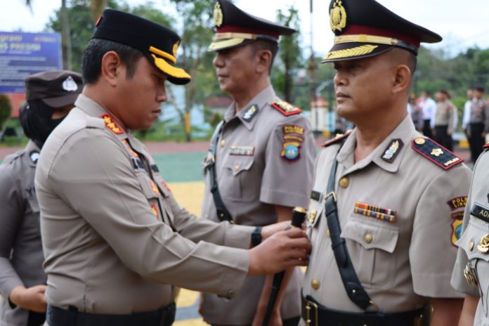 Kapolresta Tanjungpinang Kombes Pol. H. Ompusunggu, memimpin langsung upacara serah terima Kabag, Kapolsek dan Pejabat utama Polresta Tanjungpinang, di Lapangan Apel Polresta Tanjungpinang, Senin (19/12) pagi. F, Polresta Tanjungpinang