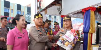 Kapolresta Tanjungpinang Serahkan Bingkisan Kepada Personel yang Bertugas di Pos Pam Ops Lilin Seligi 2022 Polresta Tanjungpinang