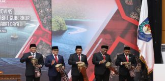 Papua Barat Daya Resmi Jadi Provinsi Baru, Indonesia Kini Miliki 38 Provinsi Mendagri bersama Menteri PANRB dan pejabat lainnya saat meresmikan Provinsi Papua Barat Daya, Jumat (09/12/2022), di Jakarta. (Foto: Humas Kemendagri)