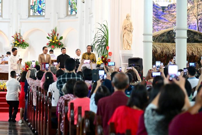 Presiden Jokowi saat mengunjungi sebuah gereja yang ada di Kota Bogor, Minggu (25/12/2022). (Foto: BPMI Setpres)