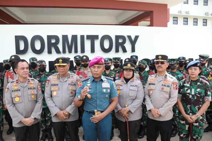 Komandan Komando Pembinaan Doktrin Pendidikan dan Latihan (Dankodiklat) TNI AL Letjen TNI (Mar) Suhartono saat kunjungan ke Sepolwan Polri, di Jakarta, Rabu (14/12) F,Humas TNI AL