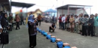 Pemko Salurkan Zakat ASN Kepada 360 Buruh Pemerintah Kota (pemko) Tanjungpinang menyalurkan zakat profesi ASN kepada 360 orang yang berprofesi penambang boat, buruh pelabuhan dan pelantar di Pelantar II Laut Jaya Tanjungpinang, Kepri, Kamis (1/12) F,Diskominfo Tanjungpinang