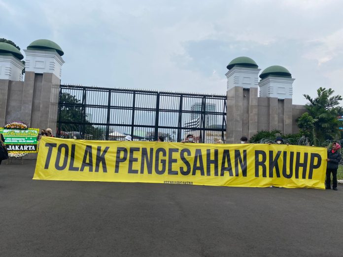 Aliansi Jurnalis Independen (AJI) menggelar aksi secara offline dan online di berbagai kota pada Minggu-Senin (4-5 Desember 2022) untuk menolak pasal-pasal bermasalah di RKUHP F,AJI
