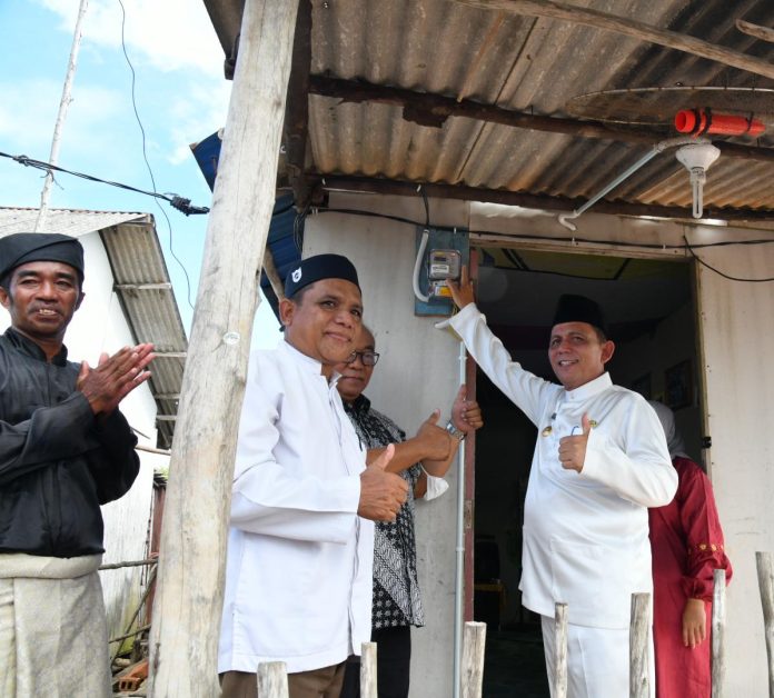 Gubernur Kepulauan Riau H. Ansar Ahmad meresmikan Bantuan Pasang Baru listrik (BPBL) Melalui Dana Corporate Social Responsibility (CSR) Badan Usaha Sektor Ketenagalistrikan Bekerjasama dengan Pemerintah Provinsi Kepulauan Riau di Kampung Tanjung Gundap, Kecamatan Sagulung, Jumat (16/12) F,Diskominfo Kepri