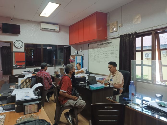 Chairullah jurnalis TVOne melapor ke Polresta Tanjungpinang karena tindakan penghalangan dan perampasan kamera saat meliput aksi demonstrasi pencari suaka di Rudenim Tanjungpinang, Rabu (7/12) F,AJI