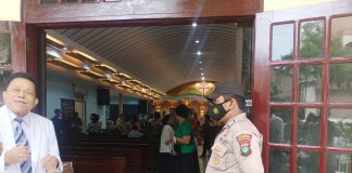 Ibadah Natal Sudah Dimulai, Polresta Tanjungpinang Sudah Lakukan Pengetatan di Beberap Gereja di Tanjungpinang Kapolresta Tanjungpinang, Kombes Pol. H. Ompusunggu mengatakan ratusan personel dikerahkan untuk melakukan pengamanan gereja dalam rangka pelaksanaan ibadah umat kristiani dalam menyambut Natal 2022 dan tahun baru 2023 di Tanjungpinang F,Polresta Tanjungpinang