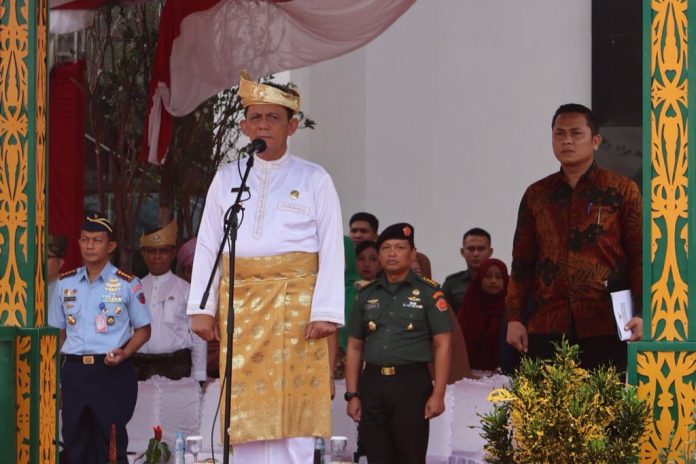 Gubernur Kepulauan Riau H. Ansar Ahmad bertindak selaku Inspektur Upacara pada Upacara Bendera dalam Rangka Peringatan Hari Ibu (PHI) Ke-94 Tahun 2022 Tingkat Provinsi Kepri serta Peringatan HUT Dharma Wanita Persatuan Ke-23 di Lapangan Upacara Kantor Gubernur Provinsi Kepri, Dompak, Kamis (22/12) F,Diskominfo Kepri