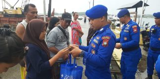 Sat Polairud Polresta Tanjungpinang Bersama Yayasan Heng Heng Sia Bagikan 50 Paket Sembako Untuk Warga Tanjungpinang Sat Polairud Polresta Tanjungpinang menggelar Bakti Sosial bersama Yayasan Heng Heng Sia di Halaman Mako sat Polairud Jalan Dermaga Pelantar I Kota Tanjungpinang, Kamis (08/12) F,Sat Polairud Polresta Tanjungpinang