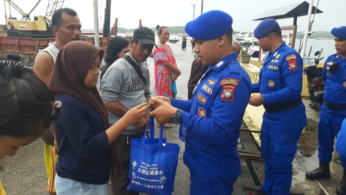 Sat Polairud Polresta Tanjungpinang menggelar Bakti Sosial bersama Yayasan Heng Heng Sia di Halaman Mako sat Polairud Jalan Dermaga Pelantar I Kota Tanjungpinang, Kamis (08/12) F,Sat Polairud Polresta Tanjungpinang