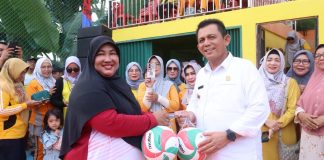 Gubernur Ansar Buka Turnamen Bola Volly Meral, Karimun. “Ini Upaya Memenuhi Aktivitas Olahraga Masyarakat” Gubernur Kepri, Ansar Ahmad membuka Turnamen Bola Volly di Kecamatan Meral, Karimun dalam kunjungan kerjanya, Selasa (06/12) F,Diskominfo Kepri