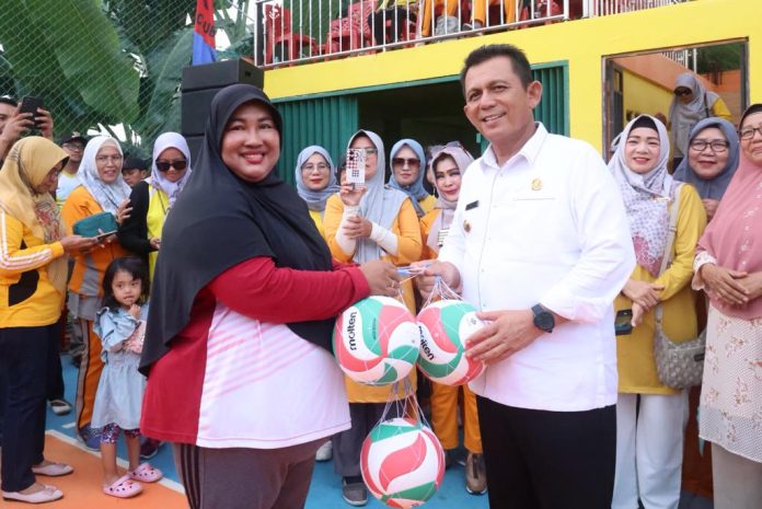 Gubernur Kepri, Ansar Ahmad membuka Turnamen Bola Volly di Kecamatan Meral, Karimun dalam kunjungan kerjanya, Selasa (06/12) F,Diskominfo Kepri