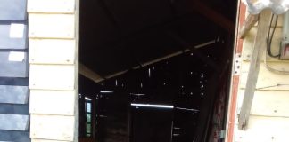 Jalin Silaturahmi, Bhabinkamtibmas ini Dampingi Petugas Puskesmas Cek Kesehatan Warga Binaan nya Bhabinkamtibmas Kelurahan Tanjung Unggat, Aiptu Razmudi yang turut melakukan pendampingan tenaga kesehatan Puskesmas Tanjung Unggat saat melakukan pengecekan kesehatan terhadap warga binaannya yang sedang sakit di Jalan Sultan Machmud Gang Beluntas II Tanjung Unggat Kota Tanjungpinang, Sabtu (17/12) F,Polresta Tanjungpinang