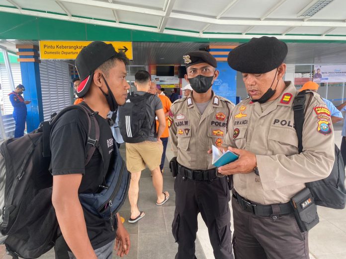 Polresta tanjungpinang laksanakan Kegiatan Yang Ditingkatkan (KRYD) dilanjutkan dengan sasaran Pekerja Migran Indonesia (PMI) Non Prosedural dan gangguan Kamtibmas lainnya di wilayah hukum Polresta Tanjungpinang, Jumat (16/12) F.Polresta Tanjungpinang