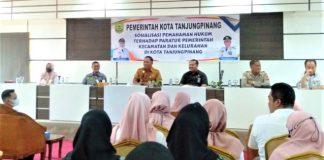 Pemko Tanjungpinang Beri Pemahaman Hukum Kepada Camat dan Lurah Wakil Wali Kota (wawako) Tanjungpinang, Endang Abdullah buka sosialisasi pemahaman hukum terhadap aparatur pemerintah kecamatan dan kelurahan di kota Tanjungpinang. Kegiatan berlangsung, di aula kantor kelurahan Tanjungpinang Kota, Provinsi Kepri, Rabu (21/12) F,Pemko Tanjungpinang