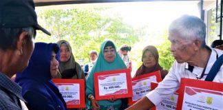 Pemko Bagikan BLT Percepat Pemulihan Ekonomi Sebesar Rp600 Ribu Wali Kota Tanjungpinang, Rahma menyampaikan penyaluran BLT Percepat Pemulihan Ekonomi adalah hadiah pemko dari pemerintah pusat, karena pencapaian target-target yang diberikan tercapai. F,Pemko Tanjungpinang