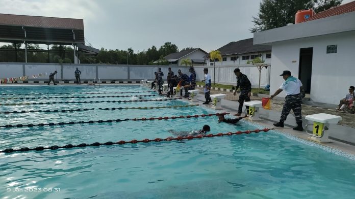 Satuan Kapal Patroli Lantamal IV (Satrol Lantamal IV) Batam menggelar lomba renang estafet di Kolam renang Tirto Sagoro-04 Lantamal IV, Senin (9/1). F,Satrol Lantamal IV