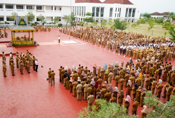 Sekdaprov Kepri, Adi Prihantara saat memimpin apel pagi minggu pertama di tahun 2023, kepada seluruh pegawai Pemprov Kepri di Halaman Kantor Gubernur, Dompak, Tanjungpinang, Senin (01/01) F,Diskominfo Kepri