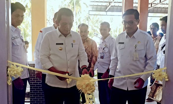 Gubernur Kepulauan Riau H. Ansar Ahmad meresmikan pembangunan sarana prasarana tujuh sekolah di Kabupaten Natuna, Rabu (11/1). F,Diskominfo Kepri