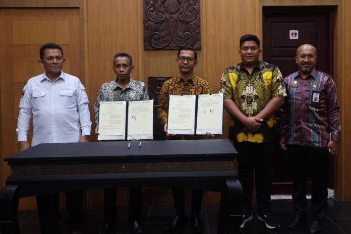 Gubernur Kepulauan Riau Ansar Ahmad ikut menyaksikan penandatanganan MoU antara Dirut PDAM Tirta Kepri, Mamat SSos, dengan Dirut PT Tirta Bintan Perkasa, Agus Salim Igarashi, Kamis (19/01) F,Diskominfo Kepri