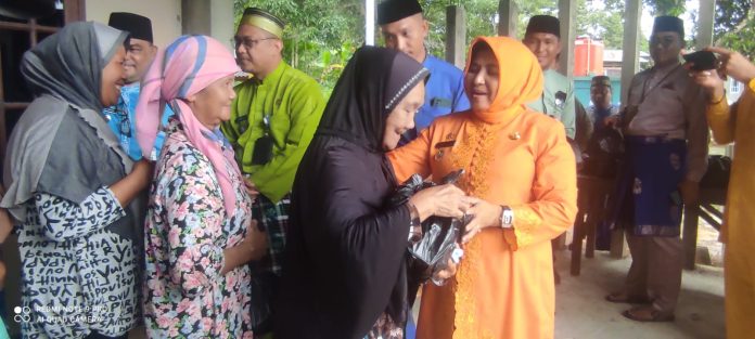 Wali Kota Tanjungpinang lewat bantuan pribadinya berusaha meringankan duka warga dengan memberikan sejumlah sembako di halaman Masjid Al Mustaqim Sei Ladi Senggarang Tanjungpinang, Kepri, Jumat (27/1) F,Pemko Tanjungpinang