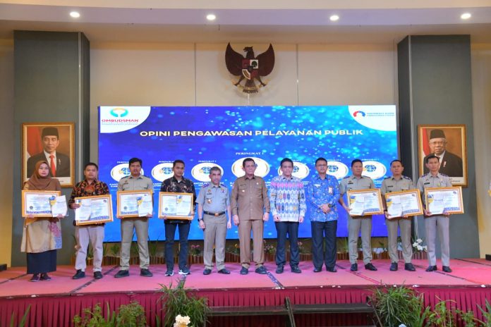 Gubernur Kepri Ansar Ahmad saat menghadiri acara penganugerahan opini pengawasan hasil penilaian penyelenggaraan pelayanan publik dari Ombudsman RI Perwakilan Kepri, terhadap kantor pertanahan, Polisi Resort, Pemerintah Provinsi dan Kabupaten/Kota se-Kepulauan Riau Tahun 2022, di Ballrom Hotel Planet Holiday Kota Batam, Senin (30/1). F,Diskominfo Kepri