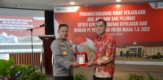 Pertamina dan Polda Kepri MoU Surat Jual Beli BBM dan Pelumas Satker Kepolisian Polda Kepri bersama Pt.Pertamina Patra Niaga T.A. 2023 melakukan penandatanganan surat perjanjian jual beli BBM dan Pelumas satker Kepolisian di Hotel Radisson Kota Batam, Selasa (12/1)